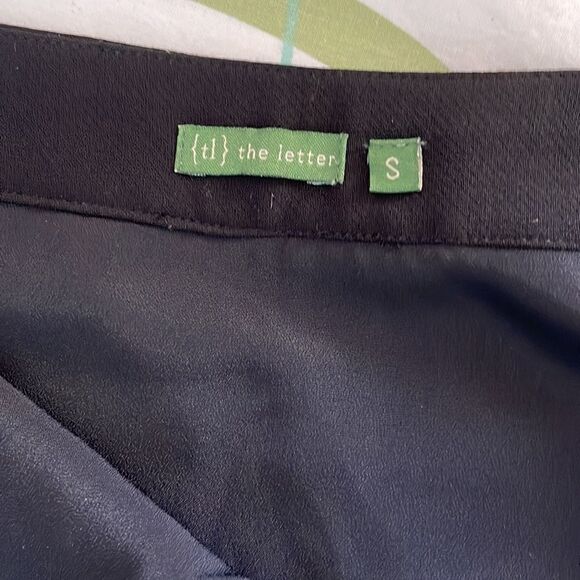 {tl} the letter Black Skirt with bottom fringe/tassels - Picture 7 of 12